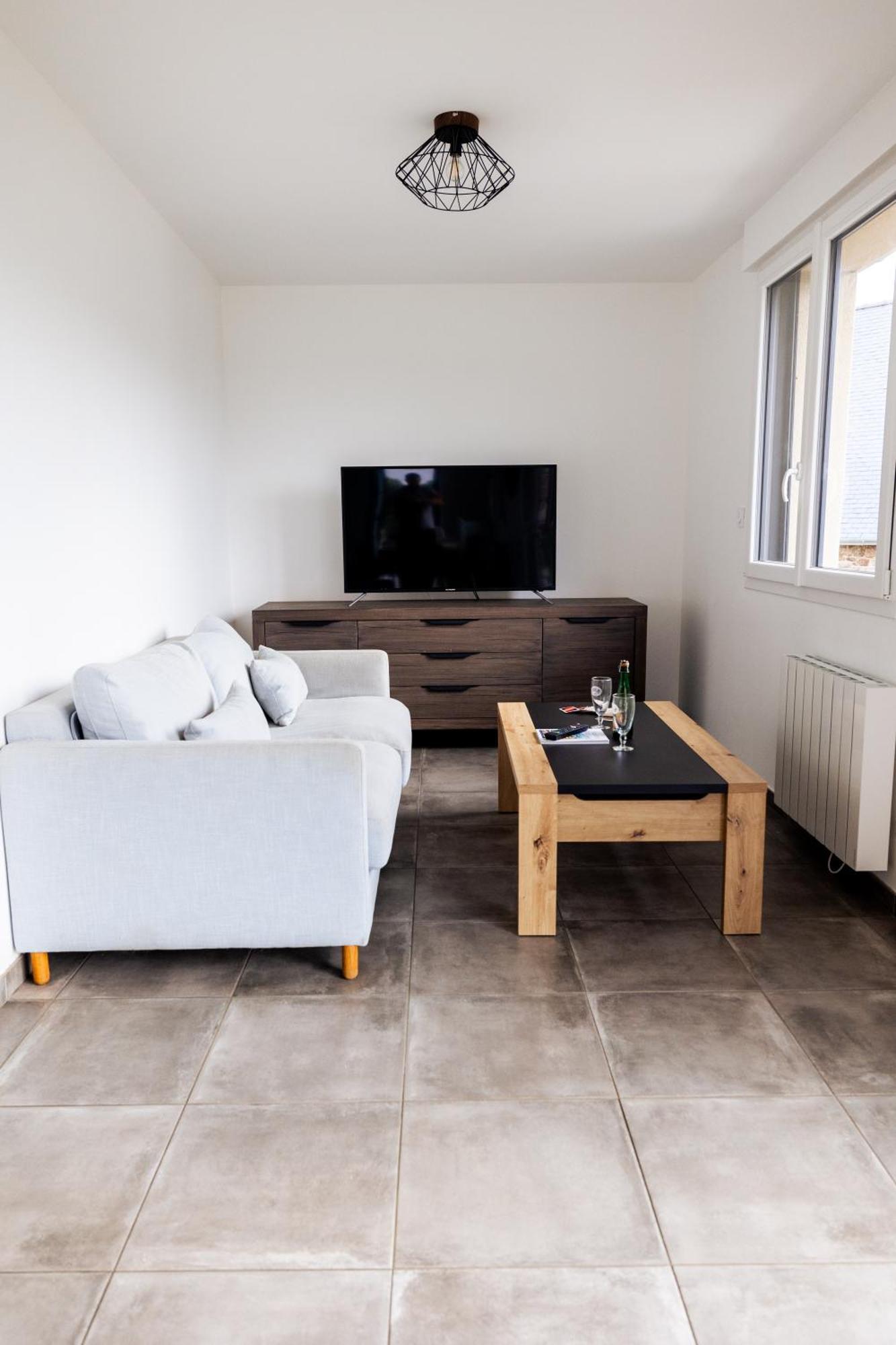 Maison Comprenant Deux A Louer, Ensemble Ou Independamment, Capacite De 4 A 19 Personnes Idealement Place Pour Visiter Le Mont-saint-michel, Saint-malo Et Les Alentours *