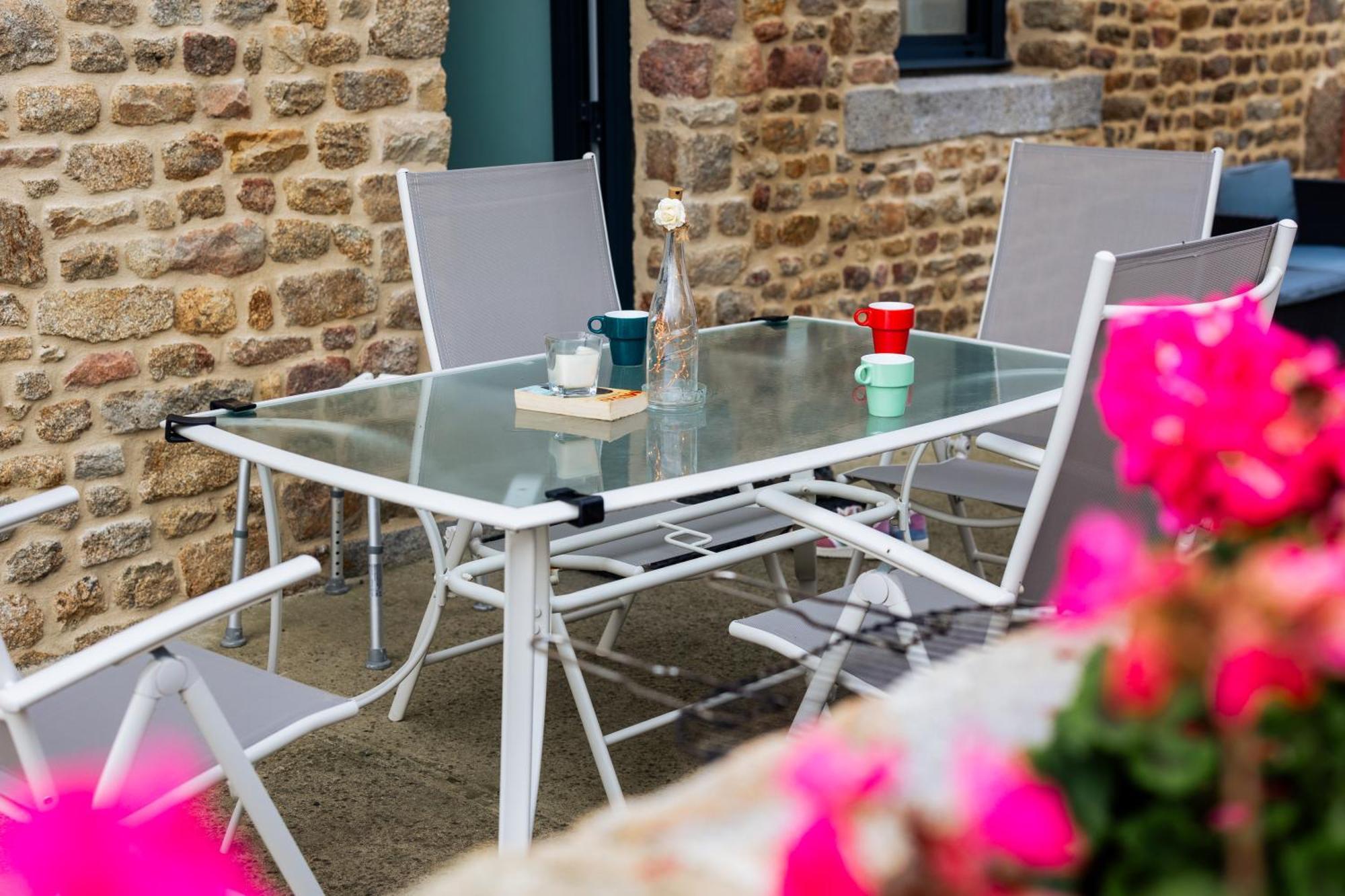 Maison Comprenant Deux A Louer, Ensemble Ou Independamment, Capacite De 4 A 19 Personnes Idealement Place Pour Visiter Le Mont-saint-michel, Saint-malo Et Les Alentours * Baguer-Pican