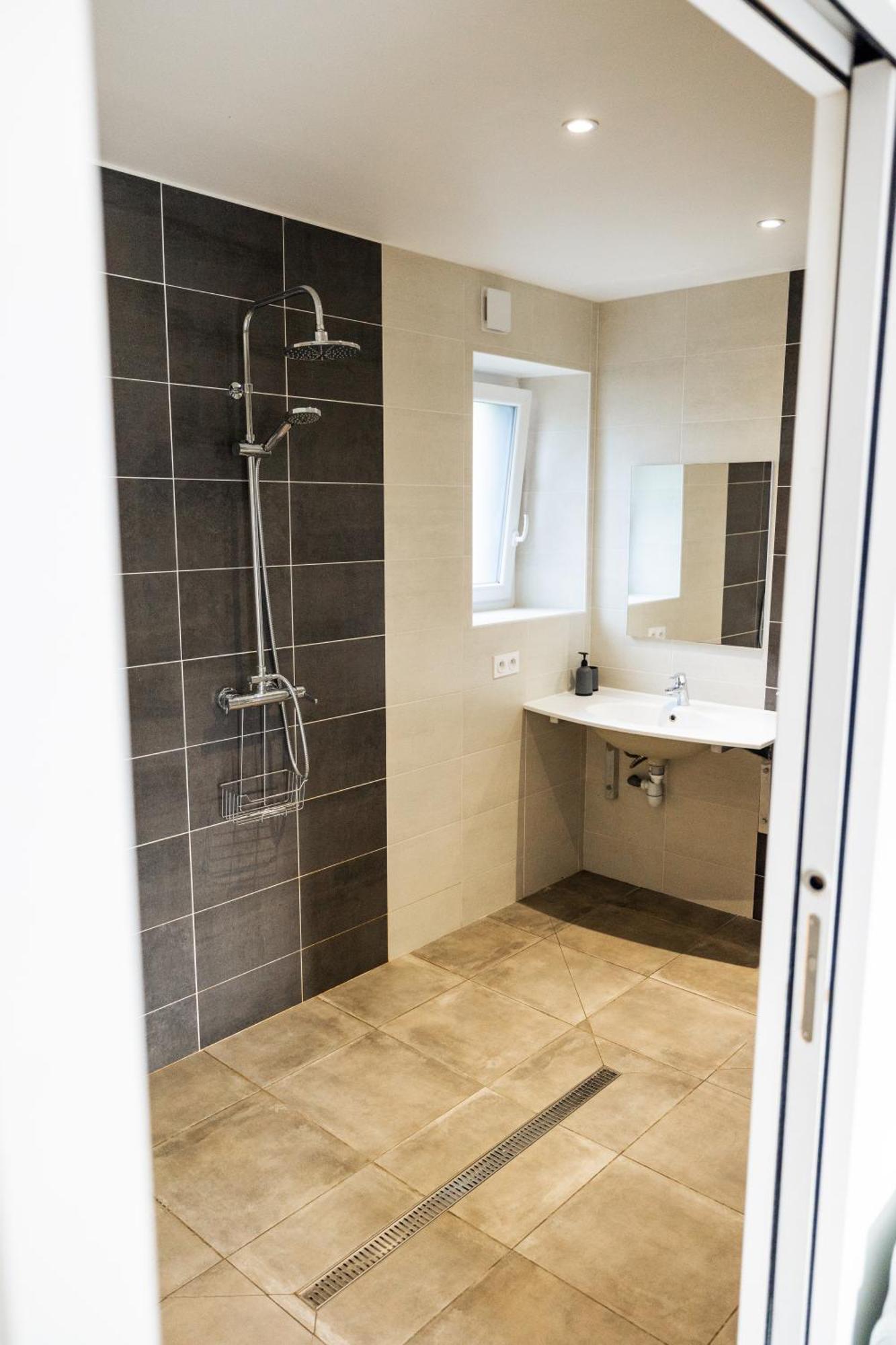 Maison Comprenant Deux A Louer, Ensemble Ou Independamment, Capacite De 4 A 19 Personnes Idealement Place Pour Visiter Le Mont-saint-michel, Saint-malo Et Les Alentours *