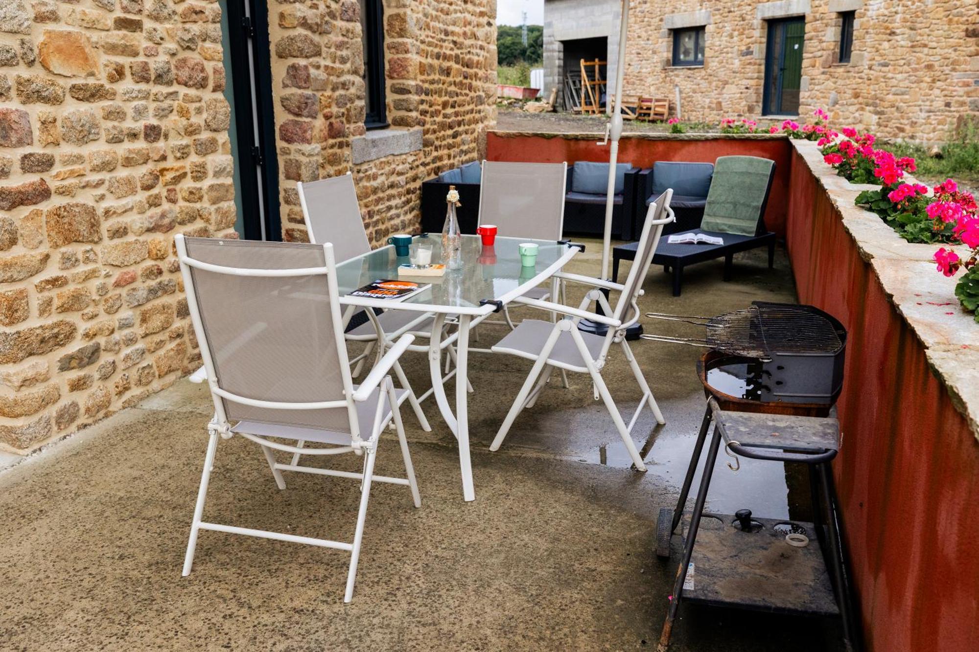 Maison Comprenant Deux A Louer, Ensemble Ou Independamment, Capacite De 4 A 19 Personnes Idealement Place Pour Visiter Le Mont-saint-michel, Saint-malo Et Les Alentours