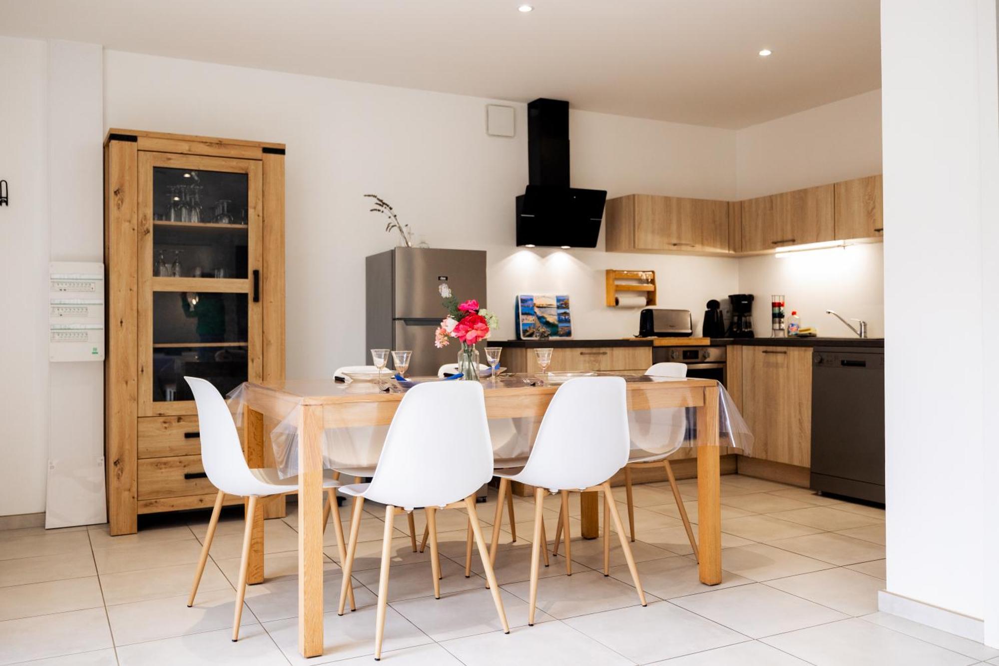 Maison Comprenant Deux A Louer, Ensemble Ou Independamment, Capacite De 4 A 19 Personnes Idealement Place Pour Visiter Le Mont-saint-michel, Saint-malo Et Les Alentours Holiday home