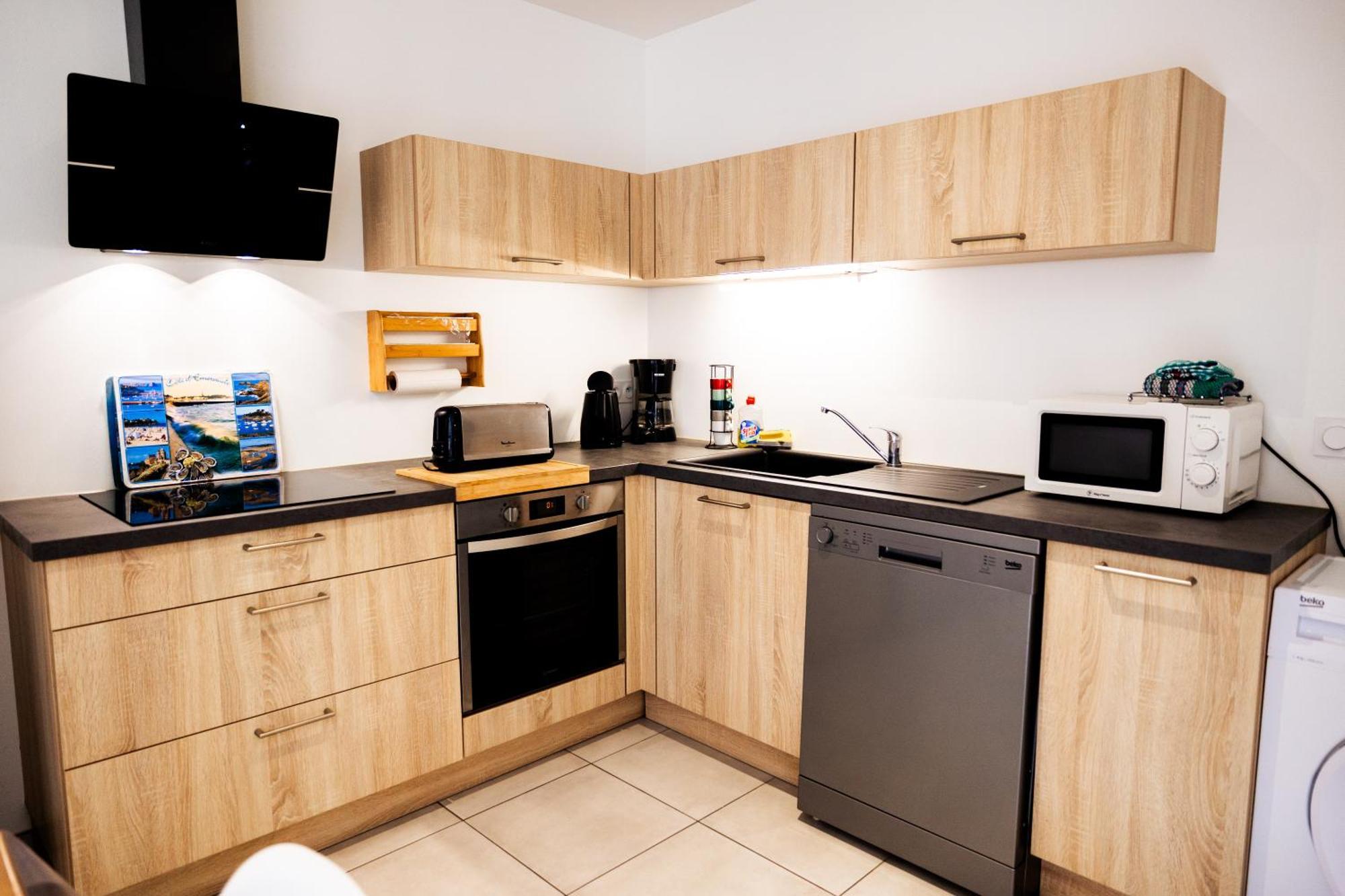 Maison Comprenant Deux A Louer, Ensemble Ou Independamment, Capacite De 4 A 19 Personnes Idealement Place Pour Visiter Le Mont-saint-michel, Saint-malo Et Les Alentours * Baguer-Pican
